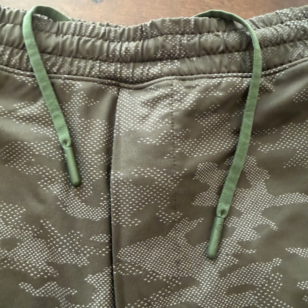 Lululemon Shorts Mens XL Green Camo Athletic Knit Drawstring 7 Inseam Running - Picture 2 of 8
